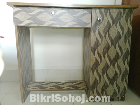 রিডিং টেবিল বিক্রয় হবে